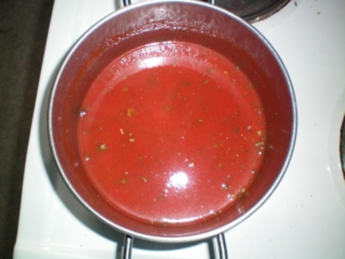 Bilder für Tomatensuppe leckere Tomatensuppe mit Tomatenstücken Rezept