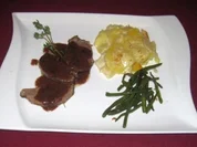 Lammkeule im Heu gegart an Thymiansoße, Bohnen und Kartoffel-Birnen-Gratin - Rezept