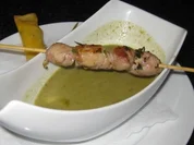 Blattsalat-Kräutersuppe mit Sot-l’y-laisse-Spießchen und Ricottazigarre - Rezept