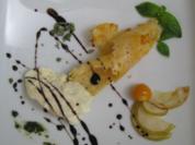 Parmesaneis in der Parmesanhippe an einer Reduktion von Balsamico - Rezept