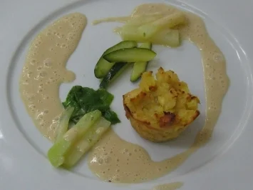 Rezept: Pochiertes Kalbsfilet mit Frühlingsgemüse, Apfel-Serviettenknödel und Meerrettichsoße Pochiertes Kalbsfilet mit Frühlingsgemüse, Apfel-Serviettenknödel und Meerrettichsoße - Rezept