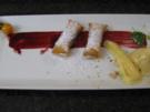Brombeer-Physalis-Frühlingsrolle mit Marzipan-Mohnfüllung an Parfait - Rezept