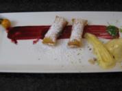 Brombeer-Physalis-Frühlingsrolle mit Marzipan-Mohnfüllung an Parfait - Rezept