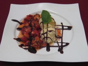 Rezept: Selbst gemachtes Eis an frischen Minz-Erdbeeren Selbst gemachtes Eis an frischen Minz-Erdbeeren - Rezept