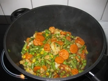 Quark-Hackbällchen auf buntem Gemüsereis - Rezept - Bild Nr. 3