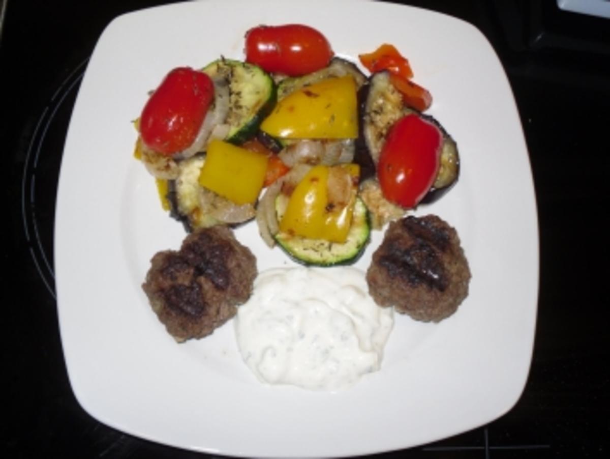 Grillgemüse mit Hackfleischbällchen und frischem Dip - Rezept - kochbar.de