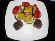 Grillgemüse mit Hackfleischbällchen und frischem Dip - Rezept