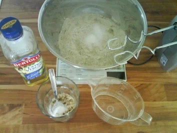 Pizzateig für 2 runde Pizzas / 1 Backblech /2 Calzone - Rezept - Bild Nr. 2