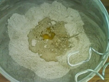 Pizzateig für 2 runde Pizzas / 1 Backblech /2 Calzone - Rezept - Bild Nr. 5