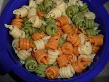 Rezept: "Bunte Nudeln"-Salat Bild Nr. 8 "Bunte Nudeln"-Salat - Rezept - Bild Nr. 8