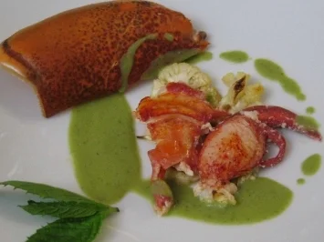 Hummer auf Erbsen-Minzesoße an gebratenen Blumenkohlscheiben - Rezept
