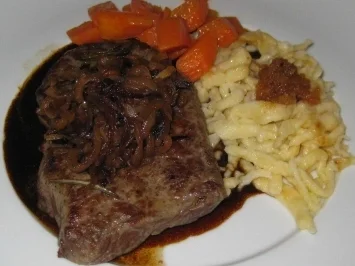 Zwiebelrostbraten dazu Spätzle und karamellisierte Babykarotten - Rezept