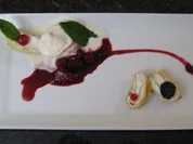 Sauerrahmeis mit Topfencrepe und Topfensoufflee - Rezept