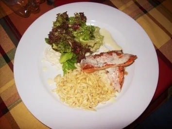 Lachsfilet mit selbstgemachten Spätzle Sahnezitronensoße und Salat - Rezept