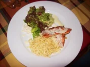 Lachsfilet mit selbstgemachten Spätzle Sahnezitronensoße und Salat - Rezept