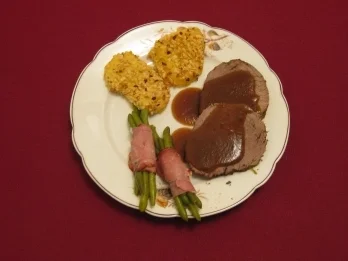 Rezept: Rinderfilet aus dem Römertopf mit Nusskartoffeln und Bohnen Rinderfilet aus dem Römertopf mit Nusskartoffeln und Bohnen - Rezept