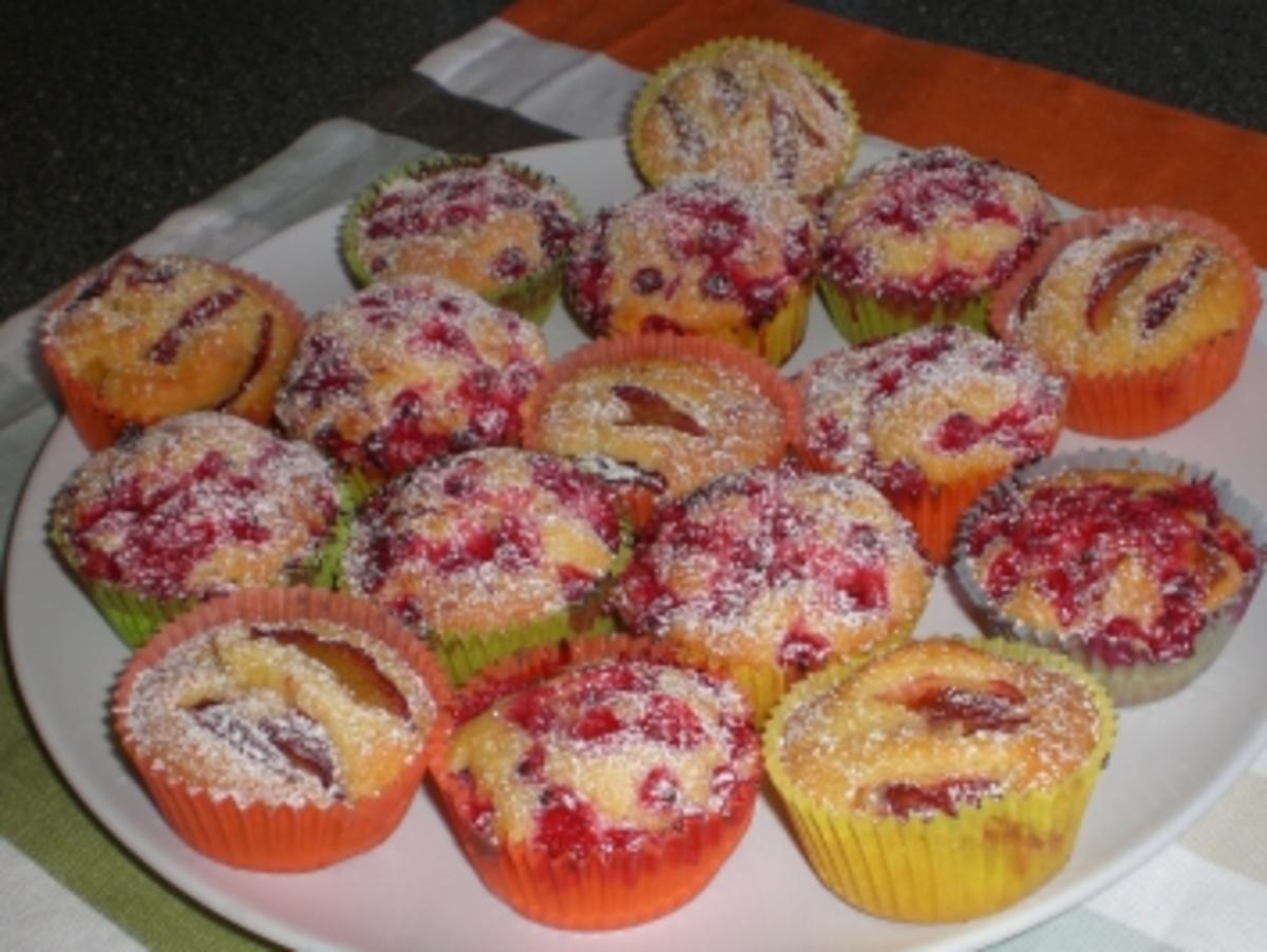 Fruchtige Muffins mit Johannesbeeren oder Kirschen - Rezept - kochbar.de