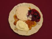 Kaiserwaffeln Bergische Art mit Milchreis, roter Fruchtgrütze und Sahne - Rezept