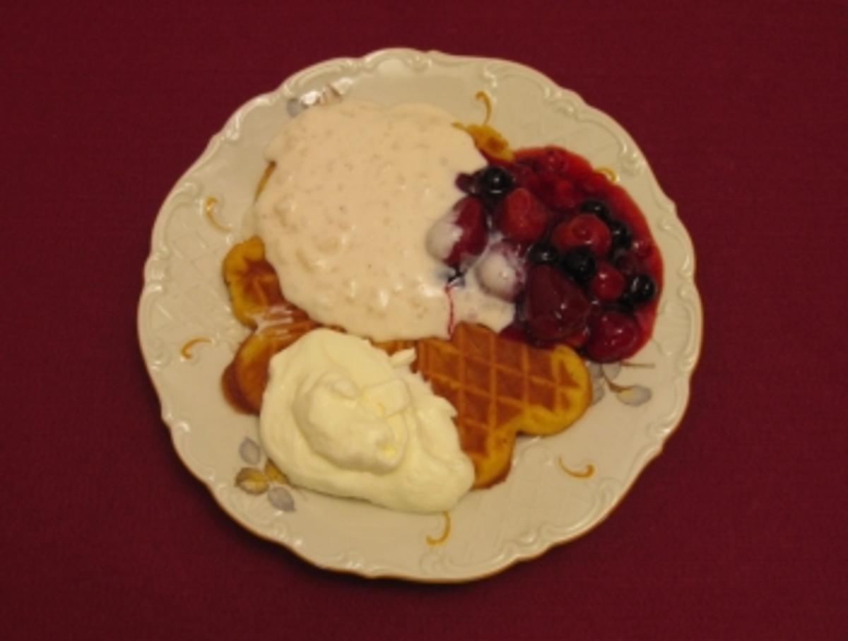 Bilder für Kaiserwaffeln Bergische Art mit Milchreis, roter Fruchtgrütze und Sahne - Rezept