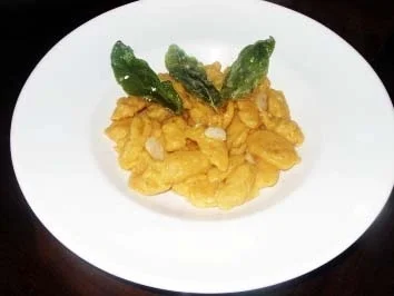 Kürbis-Nockerl mit Salbeibutter - Rezept