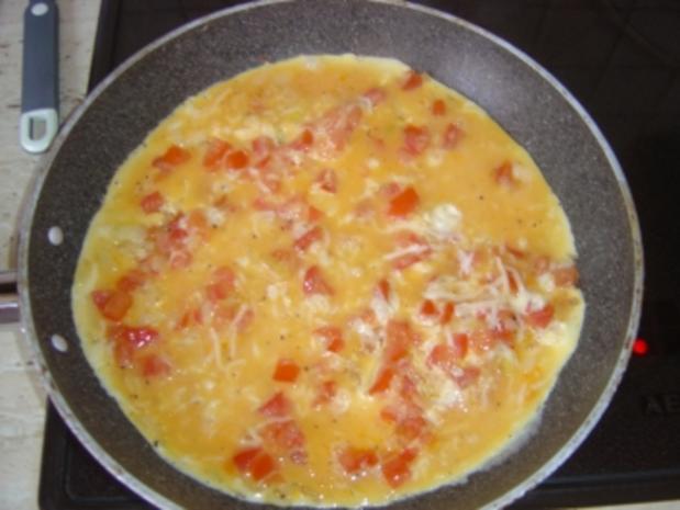 Omlett mit Eier Freiland und Tomate gewürfelt - Rezept mit Bild ...