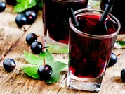 Rezept: Schwarzer Johannisbeerschnaps Bild Nr. 2 Schwarzer Johannisbeerschnaps - Rezept - Bild Nr. 2