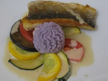 Wolfsbarschschnitte im Gemüsefächer auf violettem Kartoffelpüree und Rosmarinsoße - Rezept