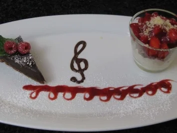 Schokotörtchen an Mascarponecreme, Erdbeeren in Himbeermark und Amarettini - Rezept