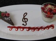 Schokotörtchen an Mascarponecreme, Erdbeeren in Himbeermark und Amarettini - Rezept