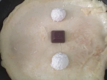 Rezept: Raffaelo-Kokos-Pfannkuchenrolle Bild Nr. 3 Raffaelo-Kokos-Pfannkuchenrolle - Rezept - Bild Nr. 3