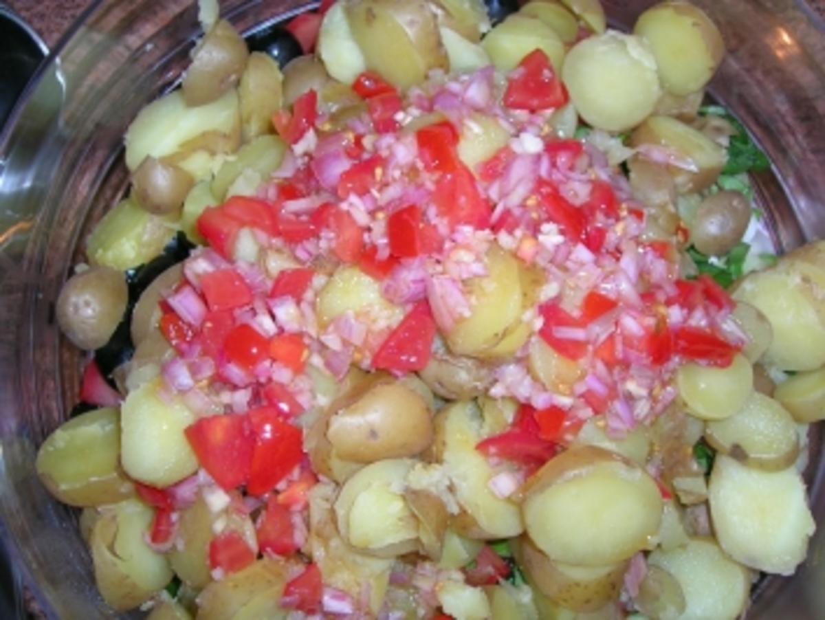 Sardischer Kartoffelsalat (z.B. mit Fleischspießen oder mit gebratenen Fischfilets (lecker, leichte Sommerküche) - - Rezept - Bild Nr. 2