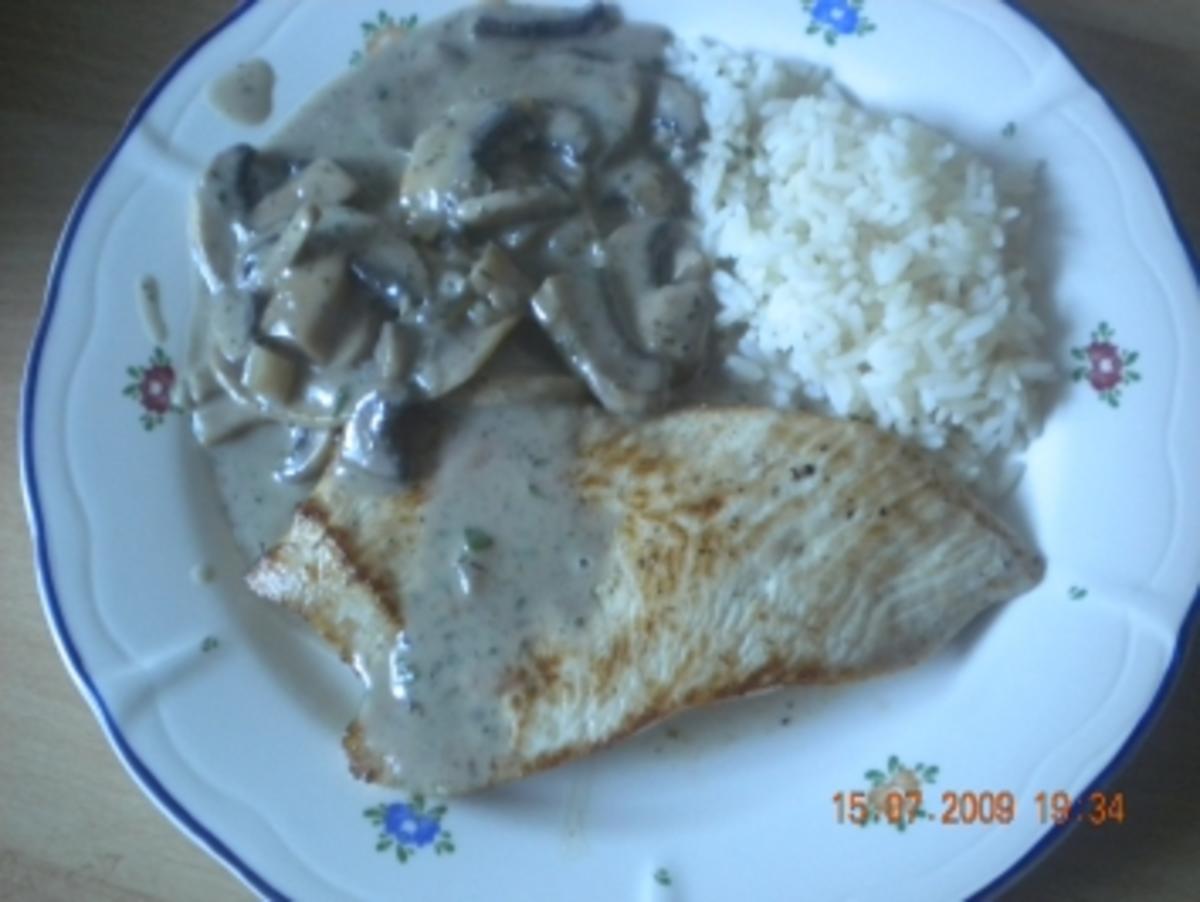 Putenschnitzel mit Champingnon-Sahne-Sauce - Rezept - kochbar.de