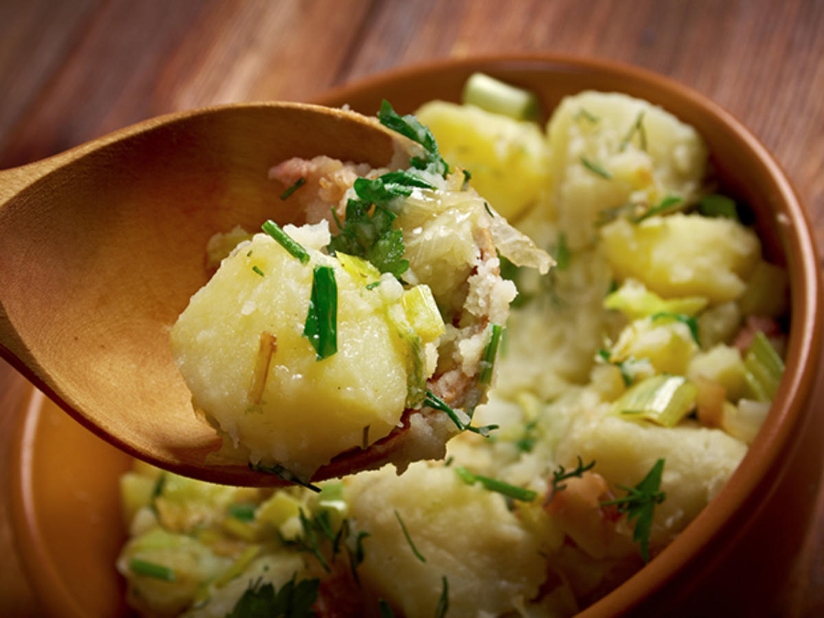 Omas warmer Kartoffelsalat - Rezept mit Bild - kochbar.de