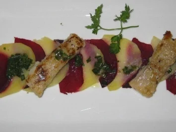 Rezept: Waller auf Rote Bete-Carpaccio mit Weißweinjus Waller auf Rote Bete-Carpaccio mit Weißweinjus - Rezept