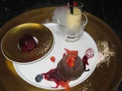 Gateau au chocolat mit Olivenöl und Rosmarin auf Himbeerragout - Rezept