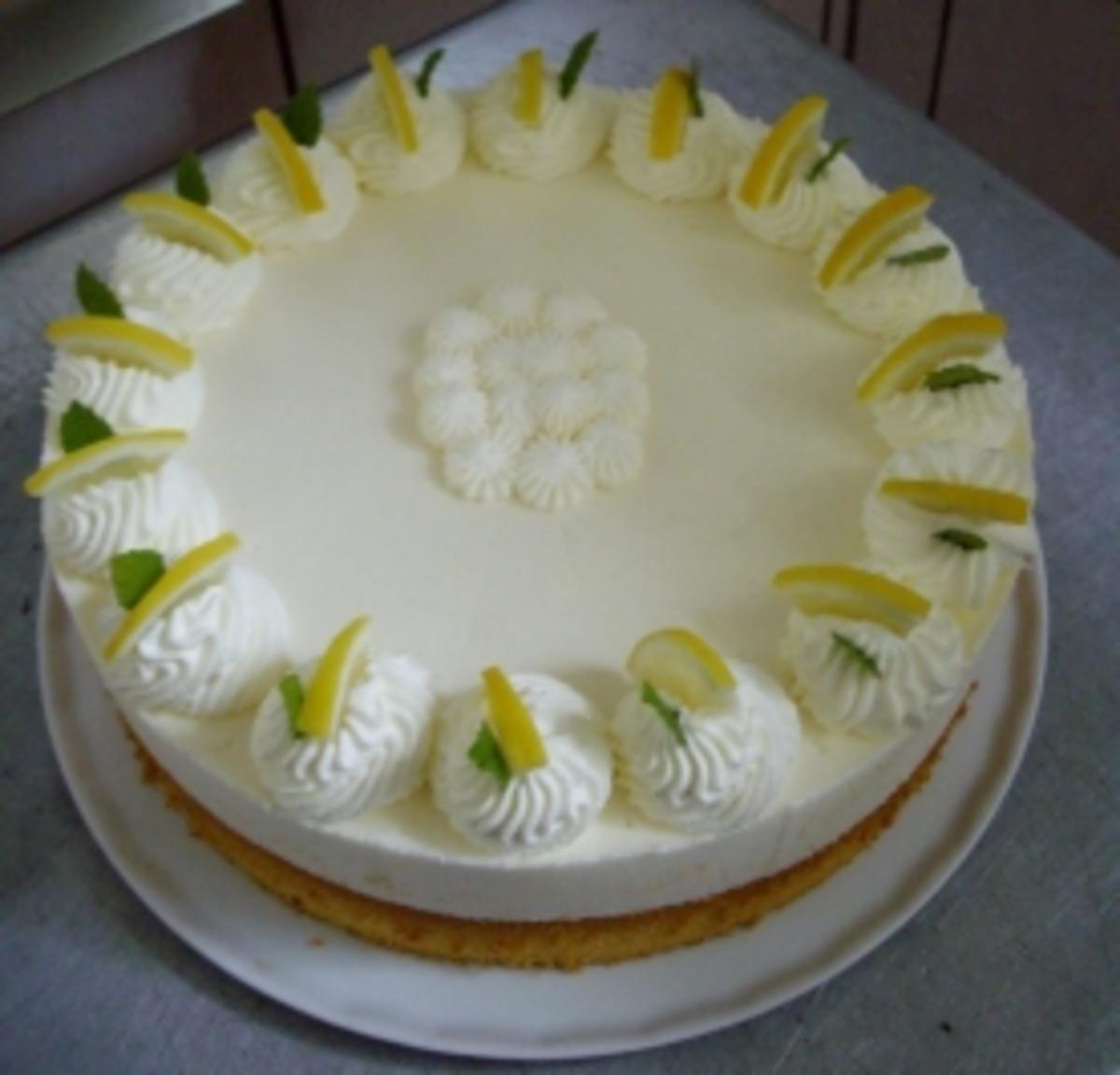 Zitronensahnetorte Eine erfrischende Sommertorte - Rezept mit Bild ...