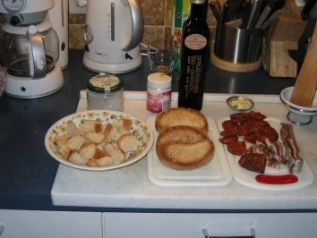 Rezept: Knoblauch-Brotwürfel mit Chorizo Knoblauch-Brotwürfel mit Chorizo - Rezept