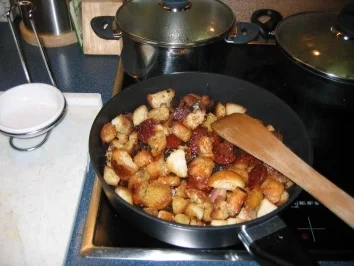 Rezept: Knoblauch-Brotwürfel mit Chorizo Bild Nr. 2 Knoblauch-Brotwürfel mit Chorizo - Rezept - Bild Nr. 2