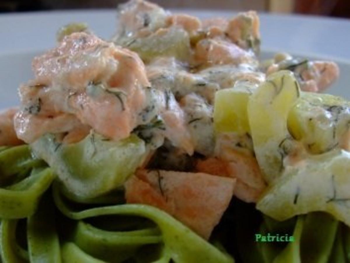 Bilder für Pasta mit Lachs und Gurke in Ziegenkäserahm - Rezept