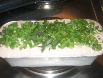 Brotzeit/ Snack: Leberkas mit Kräuter-Speckhäubchen - Rezept - Bild Nr. 2