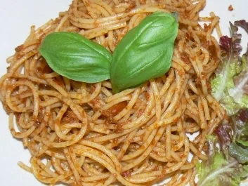 Rezept: Spaghetti mit Tomatenpesto Spaghetti mit Tomatenpesto - Rezept