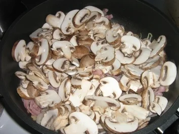 Rezept: Spaghetti mit Roquefort-Champignon-Sauce Bild Nr. 4 Spaghetti mit Roquefort-Champignon-Sauce - Rezept - Bild Nr. 4