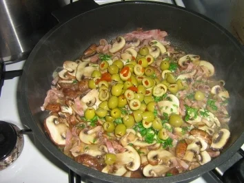 Rezept: Spaghetti mit Roquefort-Champignon-Sauce Bild Nr. 6 Spaghetti mit Roquefort-Champignon-Sauce - Rezept - Bild Nr. 6