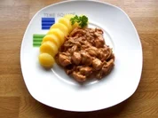 Hänchenbrust in Sahnezwiebeln - Rezept