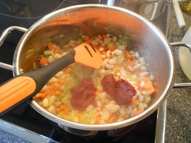 Rezept: Kuru Fasulye weißer Bohnentopf in roter Soße Vegetarisch Bild Nr. 11 Kuru Fasulye weißer Bohnentopf in roter Soße Vegetarisch - Rezept - Bild Nr. 11