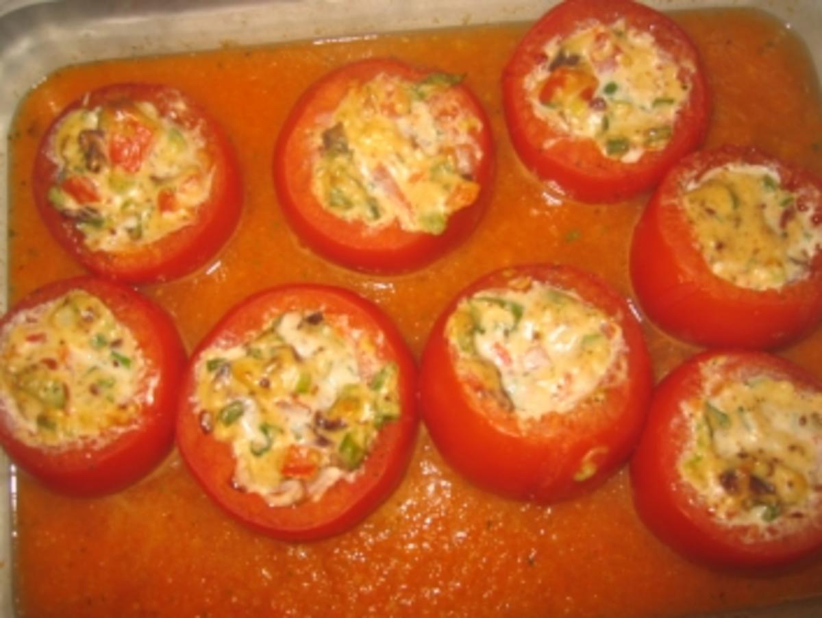 Gratinierte Tomaten mit Käse-Gemüse-Füllung - Rezept