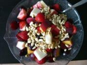 Obstsalat mit gerösteten Pinienkernen - Rezept