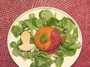 Rezept: Gebackener Camembert unter Waldfruchtschaum auf Feldsalat Gebackener Camembert unter Waldfruchtschaum auf Feldsalat - Rezept