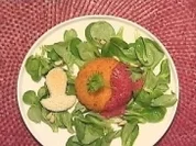 Gebackener Camembert unter Waldfruchtschaum auf Feldsalat - Rezept