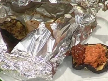 Rezept: Goldforelle in Alufolie mit gegrillter Aubergine und Tomatencreme (Frank Schmidt) Goldforelle in Alufolie mit gegrillter Aubergine und Tomatencreme (Frank Schmidt) - Rezept